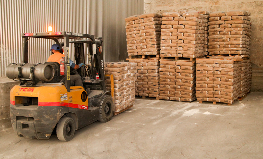 Empresas de cal e calcário geram cerca de 3 mil empregos diretos. A Cal Hidra, localizada em Almirante Tamandaré. Fundada em 1972, é uma empresa familiar que até a década de 1990 focava apenas na produção de cal, cal hidratado e cal fino. A partir de 1996, começou a diversificar e hoje produz mais de 25 produtos como argamassa, cal para ser usado em tintas e massa corrida. A empresa emprega 60 pessoas. Foto: Ari Dias/AEN.