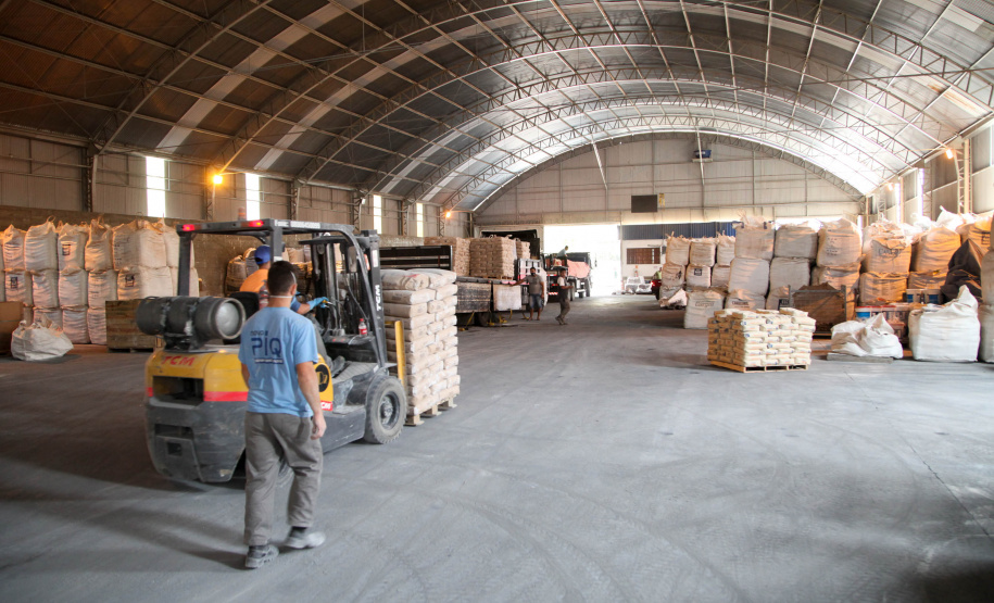 Empresas de cal e calcário geram cerca de 3 mil empregos diretos. A Cal Hidra, localizada em Almirante Tamandaré. Fundada em 1972, é uma empresa familiar que até a década de 1990 focava apenas na produção de cal, cal hidratado e cal fino. A partir de 1996, começou a diversificar e hoje produz mais de 25 produtos como argamassa, cal para ser usado em tintas e massa corrida. A empresa emprega 60 pessoas. Foto: Ari Dias/AEN.