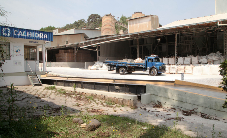 Empresas de cal e calcário geram cerca de 3 mil empregos diretos. A Cal Hidra, localizada em Almirante Tamandaré. Fundada em 1972, é uma empresa familiar que até a década de 1990 focava apenas na produção de cal, cal hidratado e cal fino. A partir de 1996, começou a diversificar e hoje produz mais de 25 produtos como argamassa, cal para ser usado em tintas e massa corrida. A empresa emprega 60 pessoas. Foto: Ari Dias/AEN.