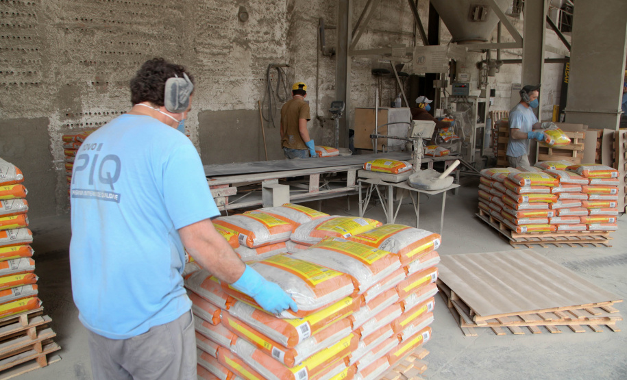 Empresas de cal e calcário geram cerca de 3 mil empregos diretos. A Cal Hidra, localizada em Almirante Tamandaré. Fundada em 1972, é uma empresa familiar que até a década de 1990 focava apenas na produção de cal, cal hidratado e cal fino. A partir de 1996, começou a diversificar e hoje produz mais de 25 produtos como argamassa, cal para ser usado em tintas e massa corrida. A empresa emprega 60 pessoas. Foto: Ari Dias/AEN.
