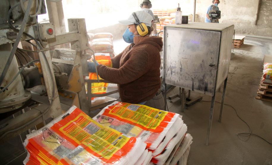 Empresas de cal e calcário geram cerca de 3 mil empregos diretos. A Cal Hidra, localizada em Almirante Tamandaré. Fundada em 1972, é uma empresa familiar que até a década de 1990 focava apenas na produção de cal, cal hidratado e cal fino. A partir de 1996, começou a diversificar e hoje produz mais de 25 produtos como argamassa, cal para ser usado em tintas e massa corrida. A empresa emprega 60 pessoas. Foto: Ari Dias/AEN.