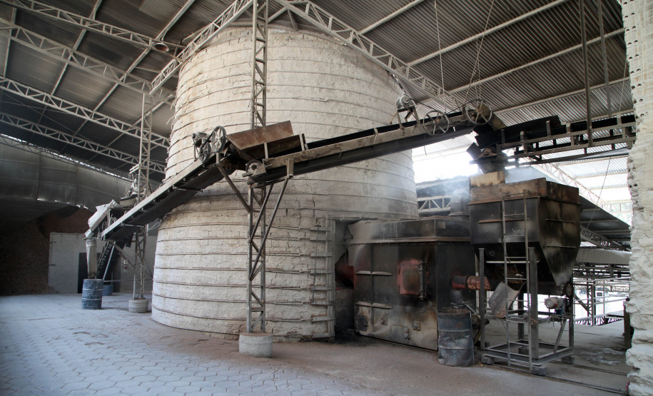 Empresas de cal e calcário geram cerca de 3 mil empregos diretos. A Cal Hidra, localizada em Almirante Tamandaré. Fundada em 1972, é uma empresa familiar que até a década de 1990 focava apenas na produção de cal, cal hidratado e cal fino. A partir de 1996, começou a diversificar e hoje produz mais de 25 produtos como argamassa, cal para ser usado em tintas e massa corrida. A empresa emprega 60 pessoas. Foto: Ari Dias/AEN.