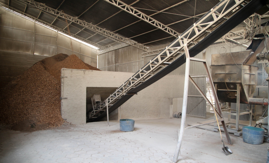 Empresas de cal e calcário geram cerca de 3 mil empregos diretos. A Cal Hidra, localizada em Almirante Tamandaré. Fundada em 1972, é uma empresa familiar que até a década de 1990 focava apenas na produção de cal, cal hidratado e cal fino. A partir de 1996, começou a diversificar e hoje produz mais de 25 produtos como argamassa, cal para ser usado em tintas e massa corrida. A empresa emprega 60 pessoas. Foto: Ari Dias/AEN.