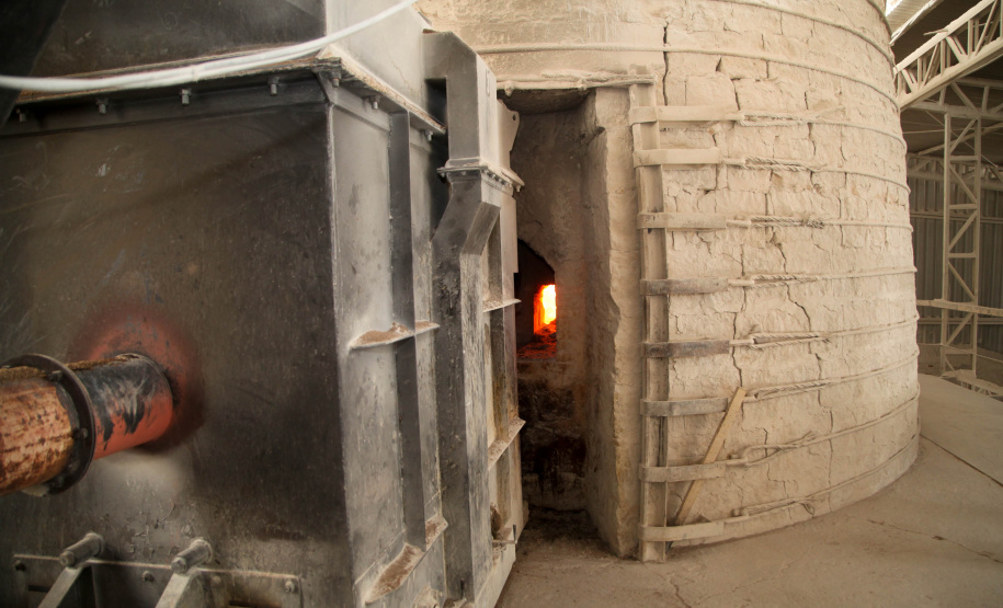 Empresas de cal e calcário geram cerca de 3 mil empregos diretos. A Cal Hidra, localizada em Almirante Tamandaré. Fundada em 1972, é uma empresa familiar que até a década de 1990 focava apenas na produção de cal, cal hidratado e cal fino. A partir de 1996, começou a diversificar e hoje produz mais de 25 produtos como argamassa, cal para ser usado em tintas e massa corrida. A empresa emprega 60 pessoas. Foto: Ari Dias/AEN.