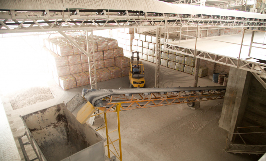 Empresas de cal e calcário geram cerca de 3 mil empregos diretos. A Cal Hidra, localizada em Almirante Tamandaré. Fundada em 1972, é uma empresa familiar que até a década de 1990 focava apenas na produção de cal, cal hidratado e cal fino. A partir de 1996, começou a diversificar e hoje produz mais de 25 produtos como argamassa, cal para ser usado em tintas e massa corrida. A empresa emprega 60 pessoas. Foto: Ari Dias/AEN.