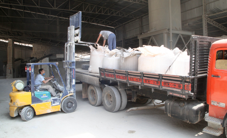 Empresas de cal e calcário geram cerca de 3 mil empregos diretos. A Cal Hidra, localizada em Almirante Tamandaré. Fundada em 1972, é uma empresa familiar que até a década de 1990 focava apenas na produção de cal, cal hidratado e cal fino. A partir de 1996, começou a diversificar e hoje produz mais de 25 produtos como argamassa, cal para ser usado em tintas e massa corrida. A empresa emprega 60 pessoas. Foto: Ari Dias/AEN.