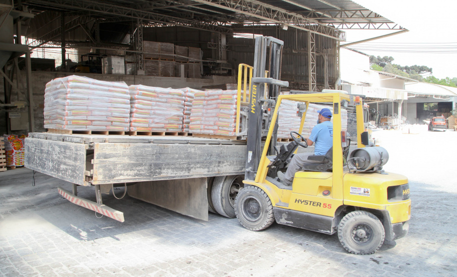 Empresas de cal e calcário geram cerca de 3 mil empregos diretos. A Cal Hidra, localizada em Almirante Tamandaré. Fundada em 1972, é uma empresa familiar que até a década de 1990 focava apenas na produção de cal, cal hidratado e cal fino. A partir de 1996, começou a diversificar e hoje produz mais de 25 produtos como argamassa, cal para ser usado em tintas e massa corrida. A empresa emprega 60 pessoas. Foto: Ari Dias/AEN.