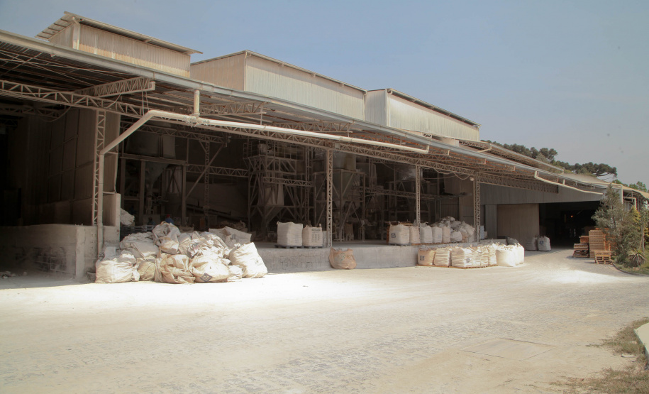 Empresas de cal e calcário geram cerca de 3 mil empregos diretos. A Cal Hidra, localizada em Almirante Tamandaré. Fundada em 1972, é uma empresa familiar que até a década de 1990 focava apenas na produção de cal, cal hidratado e cal fino. A partir de 1996, começou a diversificar e hoje produz mais de 25 produtos como argamassa, cal para ser usado em tintas e massa corrida. A empresa emprega 60 pessoas. Foto: Ari Dias/AEN.