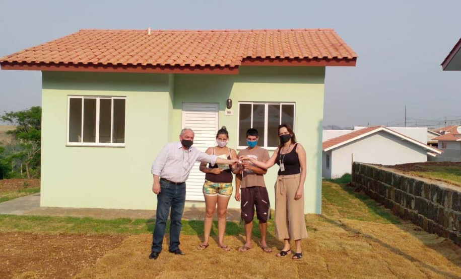 Quinze famílias carentes de Itapejara D’Oeste realizaram nesta quinta-feira (1) o sonho de ter uma casa própria. As unidades habitacionais foram entregues pela Cohapar, Secretaria da Justiça, Família e Trabalho (Sejuf) e a prefeitura, parceiros em um projeto viabilizado por meio do programa Nossa Gente Paraná. Foto: Eduardo Cioatto / Cohapar