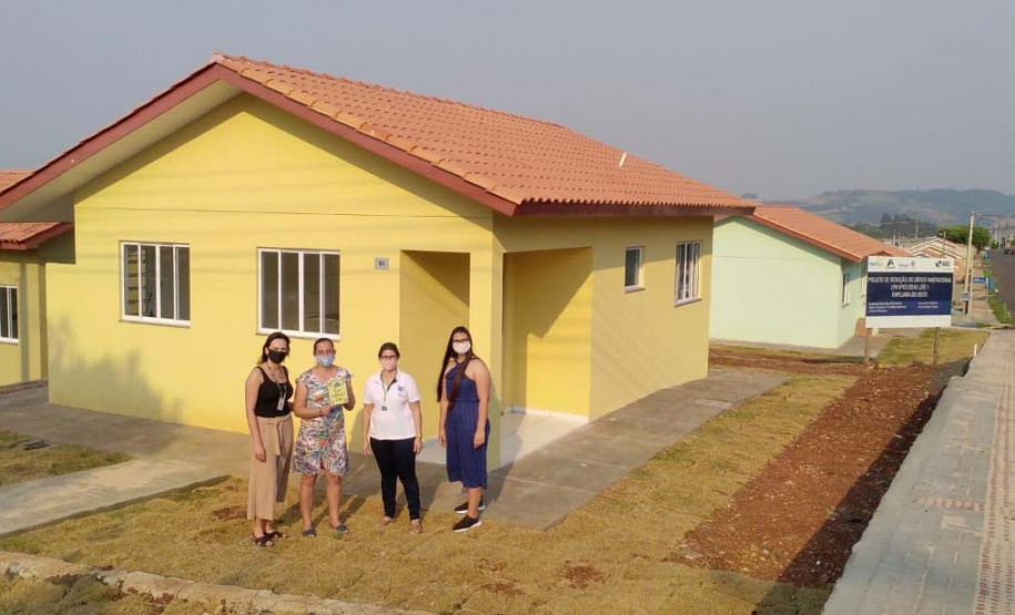 Quinze famílias carentes de Itapejara D’Oeste realizaram nesta quinta-feira (1) o sonho de ter uma casa própria. As unidades habitacionais foram entregues pela Cohapar, Secretaria da Justiça, Família e Trabalho (Sejuf) e a prefeitura, parceiros em um projeto viabilizado por meio do programa Nossa Gente Paraná. Foto: Eduardo Cioatto / Cohapar