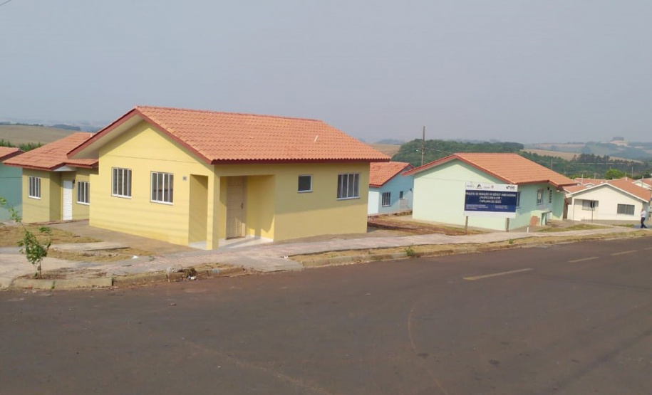 Quinze famílias carentes de Itapejara D’Oeste realizaram nesta quinta-feira (1) o sonho de ter uma casa própria. As unidades habitacionais foram entregues pela Cohapar, Secretaria da Justiça, Família e Trabalho (Sejuf) e a prefeitura, parceiros em um projeto viabilizado por meio do programa Nossa Gente Paraná. Foto: Eduardo Cioatto / Cohapar
