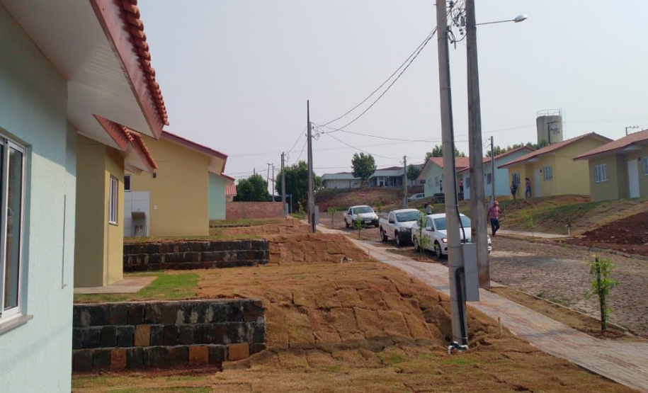 Quinze famílias carentes de Itapejara D’Oeste realizaram nesta quinta-feira (1) o sonho de ter uma casa própria. As unidades habitacionais foram entregues pela Cohapar, Secretaria da Justiça, Família e Trabalho (Sejuf) e a prefeitura, parceiros em um projeto viabilizado por meio do programa Nossa Gente Paraná. Foto: Eduardo Cioatto / Cohapar
