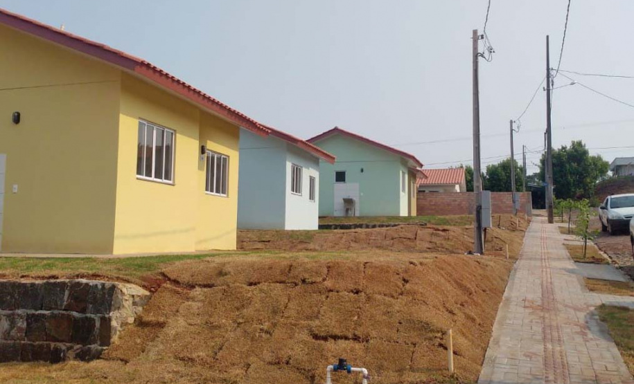 Quinze famílias carentes de Itapejara D’Oeste realizaram nesta quinta-feira (1) o sonho de ter uma casa própria. As unidades habitacionais foram entregues pela Cohapar, Secretaria da Justiça, Família e Trabalho (Sejuf) e a prefeitura, parceiros em um projeto viabilizado por meio do programa Nossa Gente Paraná. Foto: Eduardo Cioatto / Cohapar