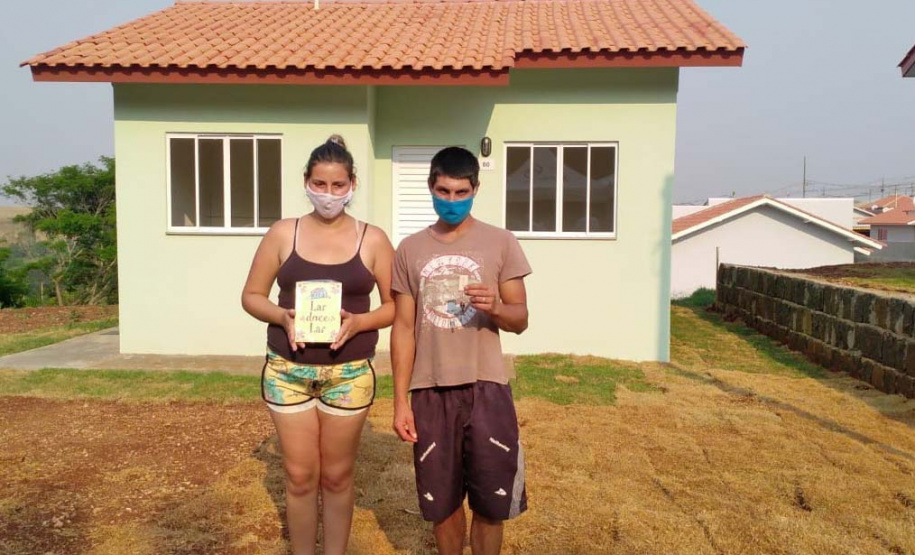 Quinze famílias carentes de Itapejara D’Oeste realizaram nesta quinta-feira (1) o sonho de ter uma casa própria. As unidades habitacionais foram entregues pela Cohapar, Secretaria da Justiça, Família e Trabalho (Sejuf) e a prefeitura, parceiros em um projeto viabilizado por meio do programa Nossa Gente Paraná. Foto: Eduardo Cioatto / Cohapar