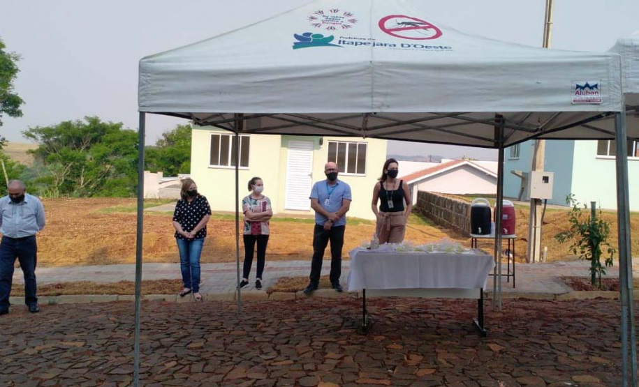 Quinze famílias carentes de Itapejara D’Oeste realizaram nesta quinta-feira (1) o sonho de ter uma casa própria. As unidades habitacionais foram entregues pela Cohapar, Secretaria da Justiça, Família e Trabalho (Sejuf) e a prefeitura, parceiros em um projeto viabilizado por meio do programa Nossa Gente Paraná. Foto: Eduardo Cioatto / Cohapar