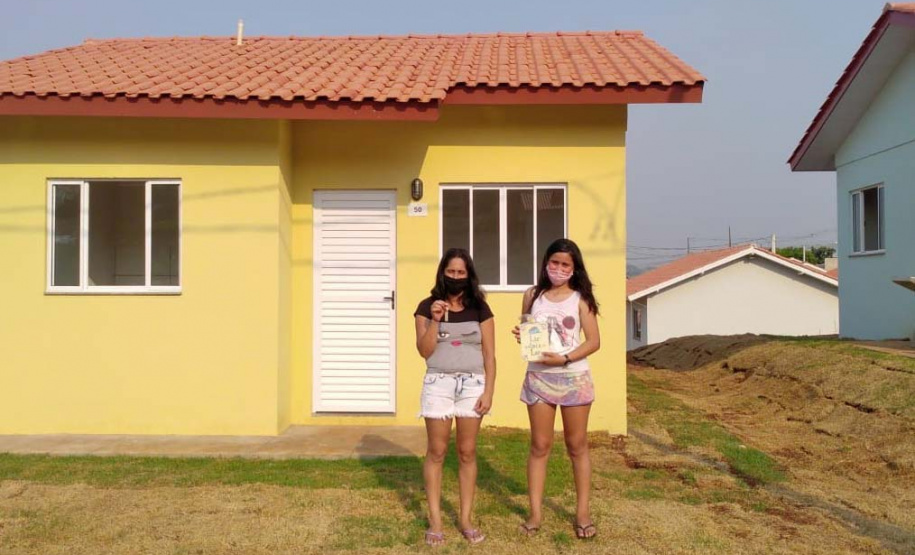 Quinze famílias carentes de Itapejara D’Oeste realizaram nesta quinta-feira (1) o sonho de ter uma casa própria. As unidades habitacionais foram entregues pela Cohapar, Secretaria da Justiça, Família e Trabalho (Sejuf) e a prefeitura, parceiros em um projeto viabilizado por meio do programa Nossa Gente Paraná. Foto: Eduardo Cioatto / Cohapar