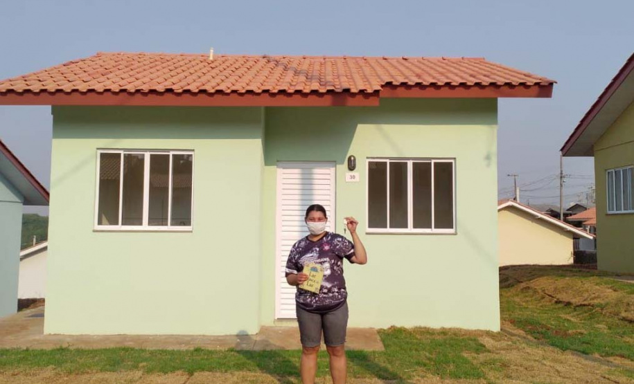 Quinze famílias carentes de Itapejara D’Oeste realizaram nesta quinta-feira (1) o sonho de ter uma casa própria. As unidades habitacionais foram entregues pela Cohapar, Secretaria da Justiça, Família e Trabalho (Sejuf) e a prefeitura, parceiros em um projeto viabilizado por meio do programa Nossa Gente Paraná. Foto: Eduardo Cioatto / Cohapar