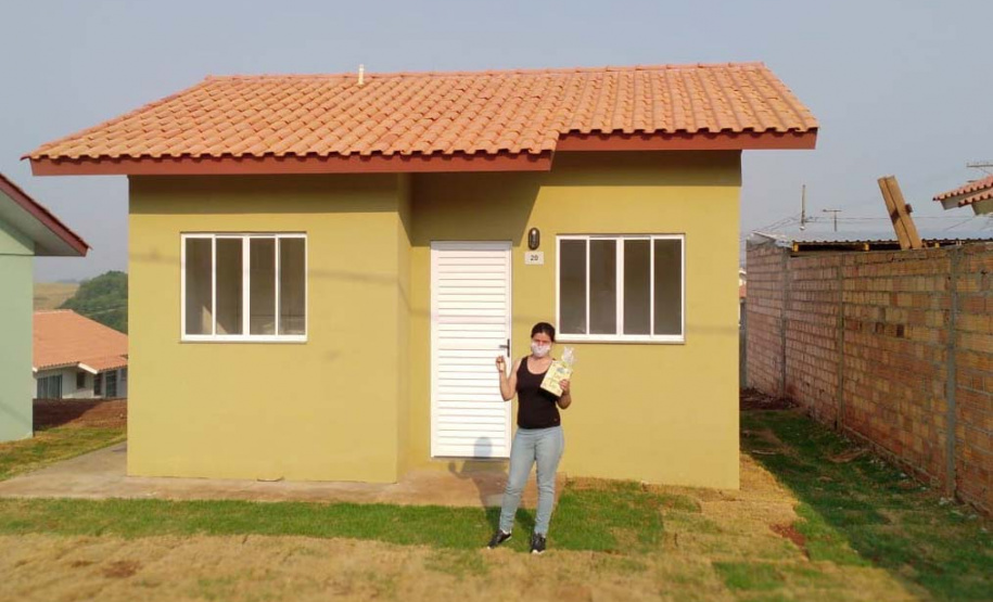 Quinze famílias carentes de Itapejara D’Oeste realizaram nesta quinta-feira (1) o sonho de ter uma casa própria. As unidades habitacionais foram entregues pela Cohapar, Secretaria da Justiça, Família e Trabalho (Sejuf) e a prefeitura, parceiros em um projeto viabilizado por meio do programa Nossa Gente Paraná. Foto: Eduardo Cioatto / Cohapar