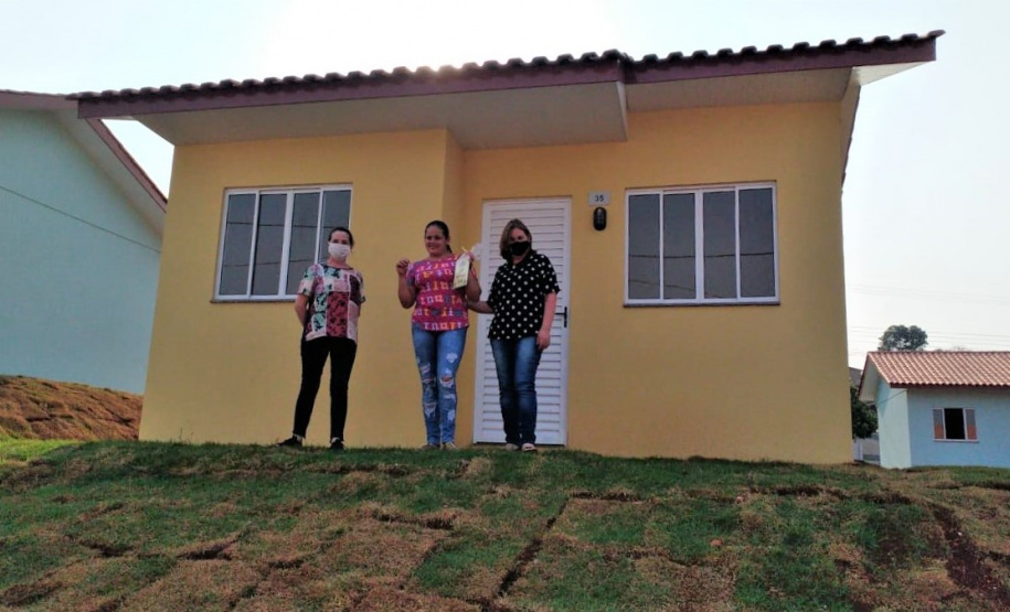 Quinze famílias carentes de Itapejara D’Oeste realizaram nesta quinta-feira (1) o sonho de ter uma casa própria. As unidades habitacionais foram entregues pela Cohapar, Secretaria da Justiça, Família e Trabalho (Sejuf) e a prefeitura, parceiros em um projeto viabilizado por meio do programa Nossa Gente Paraná. Foto: Eduardo Cioatto / Cohapar
