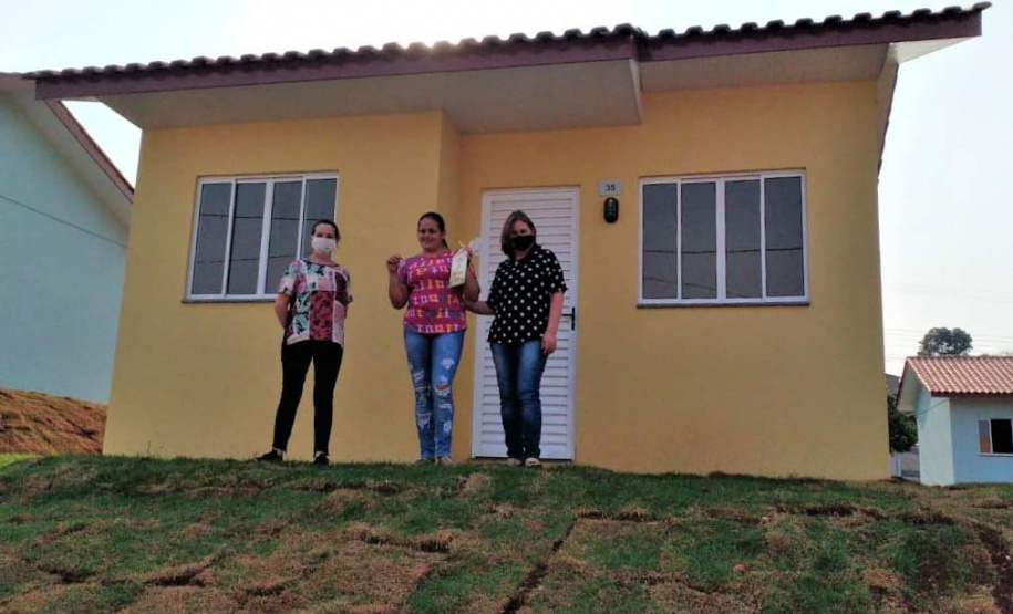 Quinze famílias carentes de Itapejara D’Oeste realizaram nesta quinta-feira (1) o sonho de ter uma casa própria. As unidades habitacionais foram entregues pela Cohapar, Secretaria da Justiça, Família e Trabalho (Sejuf) e a prefeitura, parceiros em um projeto viabilizado por meio do programa Nossa Gente Paraná. Foto: Eduardo Cioatto / Cohapar