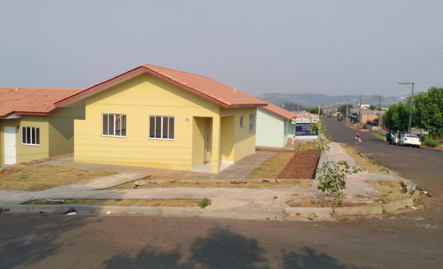 Quinze famílias carentes de Itapejara D’Oeste realizaram nesta quinta-feira (1) o sonho de ter uma casa própria. As unidades habitacionais foram entregues pela Cohapar, Secretaria da Justiça, Família e Trabalho (Sejuf) e a prefeitura, parceiros em um projeto viabilizado por meio do programa Nossa Gente Paraná. Foto: Eduardo Cioatto / Cohapar