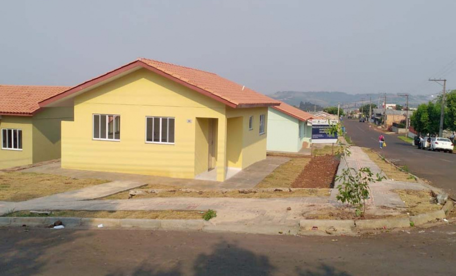 Quinze famílias carentes de Itapejara D’Oeste realizaram nesta quinta-feira (1) o sonho de ter uma casa própria. As unidades habitacionais foram entregues pela Cohapar, Secretaria da Justiça, Família e Trabalho (Sejuf) e a prefeitura, parceiros em um projeto viabilizado por meio do programa Nossa Gente Paraná. Foto: Eduardo Cioatto / Cohapar