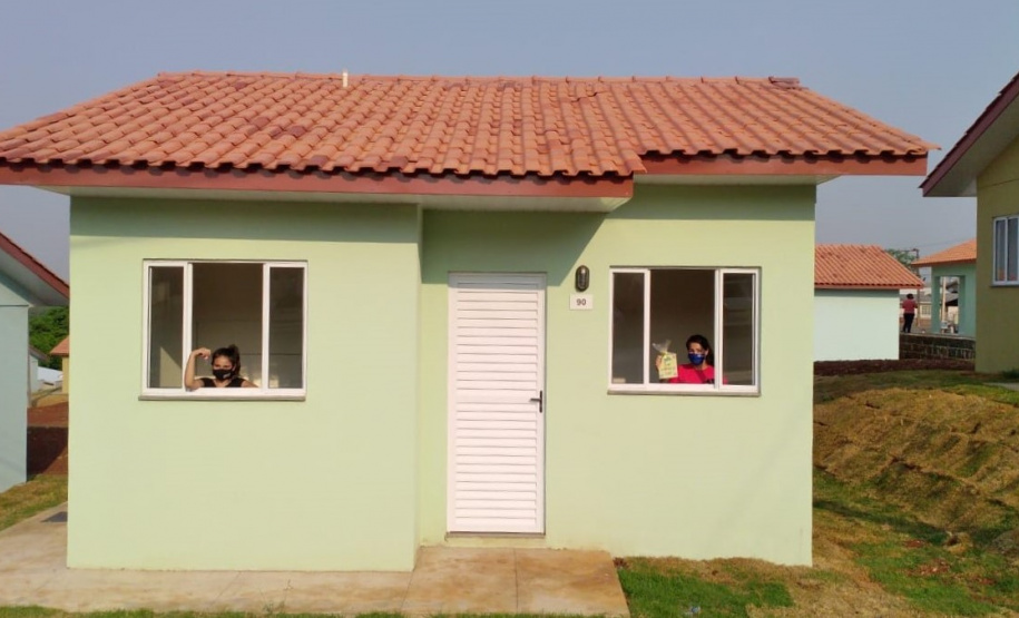 Quinze famílias carentes de Itapejara D’Oeste realizaram nesta quinta-feira (1) o sonho de ter uma casa própria. As unidades habitacionais foram entregues pela Cohapar, Secretaria da Justiça, Família e Trabalho (Sejuf) e a prefeitura, parceiros em um projeto viabilizado por meio do programa Nossa Gente Paraná. Foto: Eduardo Cioatto / Cohapar
