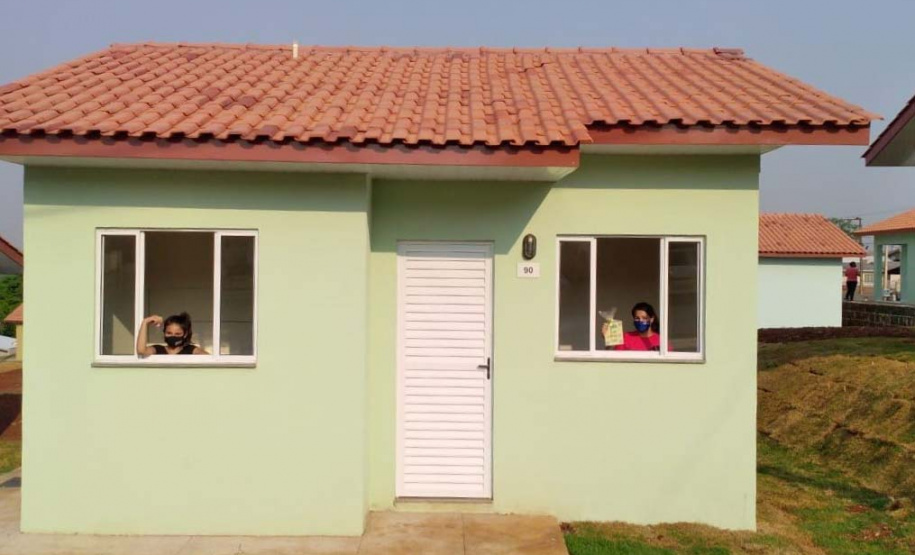Quinze famílias carentes de Itapejara D’Oeste realizaram nesta quinta-feira (1) o sonho de ter uma casa própria. As unidades habitacionais foram entregues pela Cohapar, Secretaria da Justiça, Família e Trabalho (Sejuf) e a prefeitura, parceiros em um projeto viabilizado por meio do programa Nossa Gente Paraná. Foto: Eduardo Cioatto / Cohapar