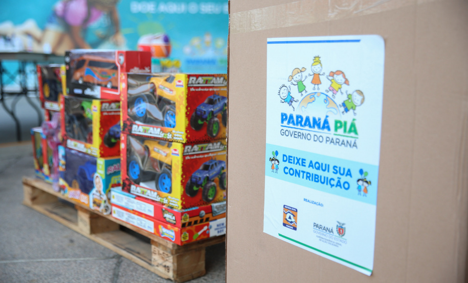 Nesta sexta-feira (02), acontece o último drive thru para entrega de brinquedos da campanha Paraná Piá no estacionamento do Palácio Iguaçu, em Curitiba. A primeira-dama Luciana Saito Massa acompanha a arrecadação.A campanha, promovida pela Superintendência Geral de Ação Solidária (SGAS), do Governo do Estado, arrecada brinquedos novos ou usados, em bom estado, para serem distribuídos em comemoração ao Dia das Crianças, celebrado no dia 12 de outubro. 02/10/2020 - Foto: Geraldo Bubniak/AEN