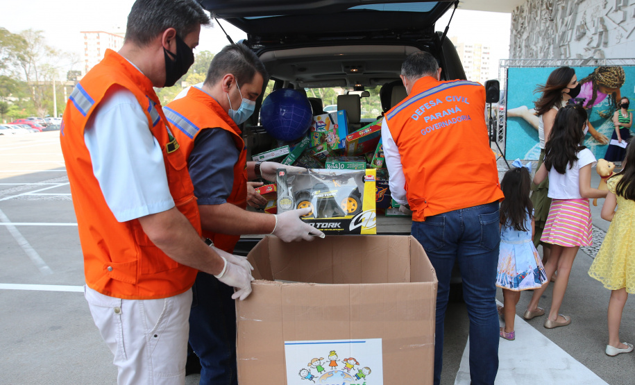 Nesta sexta-feira (02), acontece o último drive thru para entrega de brinquedos da campanha Paraná Piá no estacionamento do Palácio Iguaçu, em Curitiba. A primeira-dama Luciana Saito Massa acompanha a arrecadação.A campanha, promovida pela Superintendência Geral de Ação Solidária (SGAS), do Governo do Estado, arrecada brinquedos novos ou usados, em bom estado, para serem distribuídos em comemoração ao Dia das Crianças, celebrado no dia 12 de outubro. 02/10/2020 - Foto: Geraldo Bubniak/AEN