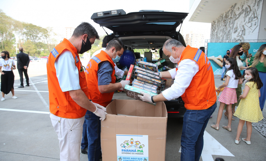 Nesta sexta-feira (02), acontece o último drive thru para entrega de brinquedos da campanha Paraná Piá no estacionamento do Palácio Iguaçu, em Curitiba. A primeira-dama Luciana Saito Massa acompanha a arrecadação.A campanha, promovida pela Superintendência Geral de Ação Solidária (SGAS), do Governo do Estado, arrecada brinquedos novos ou usados, em bom estado, para serem distribuídos em comemoração ao Dia das Crianças, celebrado no dia 12 de outubro. 02/10/2020 - Foto: Geraldo Bubniak/AEN