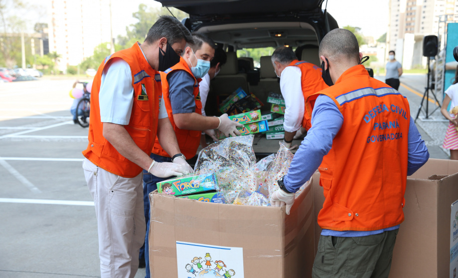 Nesta sexta-feira (02), acontece o último drive thru para entrega de brinquedos da campanha Paraná Piá no estacionamento do Palácio Iguaçu, em Curitiba. A primeira-dama Luciana Saito Massa acompanha a arrecadação.A campanha, promovida pela Superintendência Geral de Ação Solidária (SGAS), do Governo do Estado, arrecada brinquedos novos ou usados, em bom estado, para serem distribuídos em comemoração ao Dia das Crianças, celebrado no dia 12 de outubro. 02/10/2020 - Foto: Geraldo Bubniak/AEN