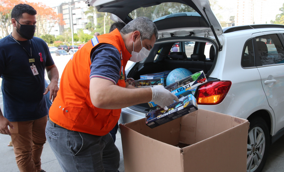 Nesta sexta-feira (02), acontece o último drive thru para entrega de brinquedos da campanha Paraná Piá no estacionamento do Palácio Iguaçu, em Curitiba. A primeira-dama Luciana Saito Massa acompanha a arrecadação.A campanha, promovida pela Superintendência Geral de Ação Solidária (SGAS), do Governo do Estado, arrecada brinquedos novos ou usados, em bom estado, para serem distribuídos em comemoração ao Dia das Crianças, celebrado no dia 12 de outubro. 02/10/2020 - Foto: Geraldo Bubniak/AEN