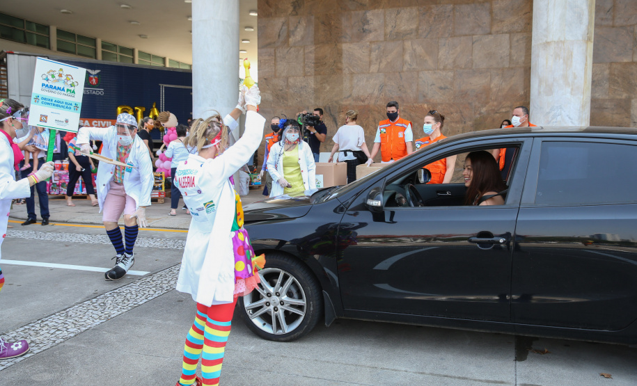 Nesta sexta-feira (02), acontece o último drive thru para entrega de brinquedos da campanha Paraná Piá no estacionamento do Palácio Iguaçu, em Curitiba. A primeira-dama Luciana Saito Massa acompanha a arrecadação.A campanha, promovida pela Superintendência Geral de Ação Solidária (SGAS), do Governo do Estado, arrecada brinquedos novos ou usados, em bom estado, para serem distribuídos em comemoração ao Dia das Crianças, celebrado no dia 12 de outubro. 02/10/2020 - Foto: Geraldo Bubniak/AEN