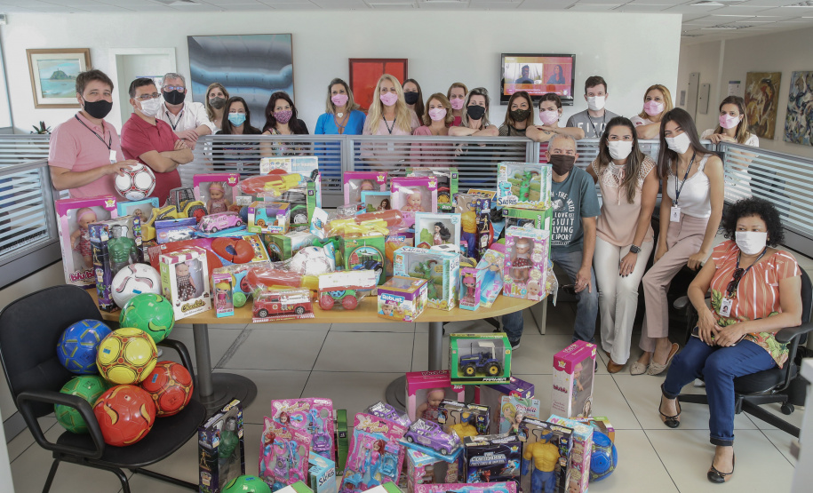 Nesta sexta-feira (02), acontece o último drive thru para entrega de brinquedos da campanha Paraná Piá no estacionamento do Palácio Iguaçu, em Curitiba. A primeira-dama Luciana Saito Massa acompanha a arrecadação.A campanha, promovida pela Superintendência Geral de Ação Solidária (SGAS), do Governo do Estado, arrecada brinquedos novos ou usados, em bom estado, para serem distribuídos em comemoração ao Dia das Crianças, celebrado no dia 12 de outubro. 02/10/2020 - Foto: Geraldo Bubniak/AEN