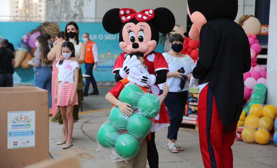 Nesta sexta-feira (02), acontece o último drive thru para entrega de brinquedos da campanha Paraná Piá no estacionamento do Palácio Iguaçu, em Curitiba. A primeira-dama Luciana Saito Massa acompanha a arrecadação.A campanha, promovida pela Superintendência Geral de Ação Solidária (SGAS), do Governo do Estado, arrecada brinquedos novos ou usados, em bom estado, para serem distribuídos em comemoração ao Dia das Crianças, celebrado no dia 12 de outubro. 02/10/2020 - Foto: Geraldo Bubniak/AEN
