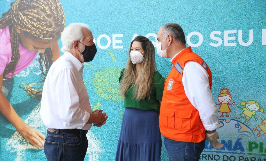 Nesta sexta-feira (02), acontece o último drive thru para entrega de brinquedos da campanha Paraná Piá no estacionamento do Palácio Iguaçu, em Curitiba. A primeira-dama Luciana Saito Massa acompanha a arrecadação.A campanha, promovida pela Superintendência Geral de Ação Solidária (SGAS), do Governo do Estado, arrecada brinquedos novos ou usados, em bom estado, para serem distribuídos em comemoração ao Dia das Crianças, celebrado no dia 12 de outubro. 02/10/2020 - Foto: Geraldo Bubniak/AEN