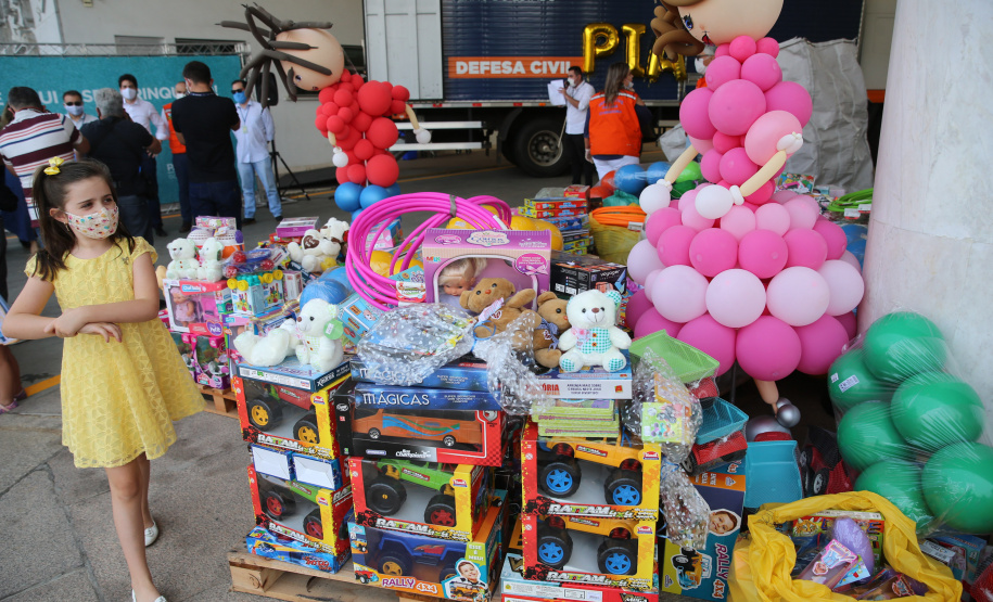 Nesta sexta-feira (02), acontece o último drive thru para entrega de brinquedos da campanha Paraná Piá no estacionamento do Palácio Iguaçu, em Curitiba. A primeira-dama Luciana Saito Massa acompanha a arrecadação.A campanha, promovida pela Superintendência Geral de Ação Solidária (SGAS), do Governo do Estado, arrecada brinquedos novos ou usados, em bom estado, para serem distribuídos em comemoração ao Dia das Crianças, celebrado no dia 12 de outubro. 02/10/2020 - Foto: Geraldo Bubniak/AEN