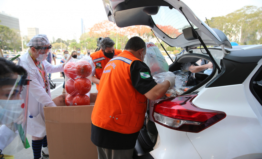 Nesta sexta-feira (02), acontece o último drive thru para entrega de brinquedos da campanha Paraná Piá no estacionamento do Palácio Iguaçu, em Curitiba. A primeira-dama Luciana Saito Massa acompanha a arrecadação.A campanha, promovida pela Superintendência Geral de Ação Solidária (SGAS), do Governo do Estado, arrecada brinquedos novos ou usados, em bom estado, para serem distribuídos em comemoração ao Dia das Crianças, celebrado no dia 12 de outubro. 02/10/2020 - Foto: Geraldo Bubniak/AEN
