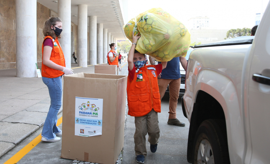 Nesta sexta-feira (02), acontece o último drive thru para entrega de brinquedos da campanha Paraná Piá no estacionamento do Palácio Iguaçu, em Curitiba. A primeira-dama Luciana Saito Massa acompanha a arrecadação.A campanha, promovida pela Superintendência Geral de Ação Solidária (SGAS), do Governo do Estado, arrecada brinquedos novos ou usados, em bom estado, para serem distribuídos em comemoração ao Dia das Crianças, celebrado no dia 12 de outubro. 02/10/2020 - Foto: Geraldo Bubniak/AEN