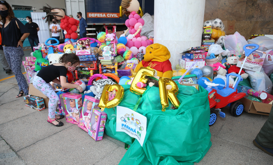 Nesta sexta-feira (02), acontece o último drive thru para entrega de brinquedos da campanha Paraná Piá no estacionamento do Palácio Iguaçu, em Curitiba. A primeira-dama Luciana Saito Massa acompanha a arrecadação.A campanha, promovida pela Superintendência Geral de Ação Solidária (SGAS), do Governo do Estado, arrecada brinquedos novos ou usados, em bom estado, para serem distribuídos em comemoração ao Dia das Crianças, celebrado no dia 12 de outubro. 02/10/2020 - Foto: Geraldo Bubniak/AEN