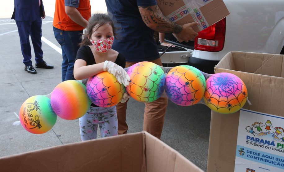 Nesta sexta-feira (02), acontece o último drive thru para entrega de brinquedos da campanha Paraná Piá no estacionamento do Palácio Iguaçu, em Curitiba. A primeira-dama Luciana Saito Massa acompanha a arrecadação.A campanha, promovida pela Superintendência Geral de Ação Solidária (SGAS), do Governo do Estado, arrecada brinquedos novos ou usados, em bom estado, para serem distribuídos em comemoração ao Dia das Crianças, celebrado no dia 12 de outubro. 02/10/2020 - Foto: Geraldo Bubniak/AEN