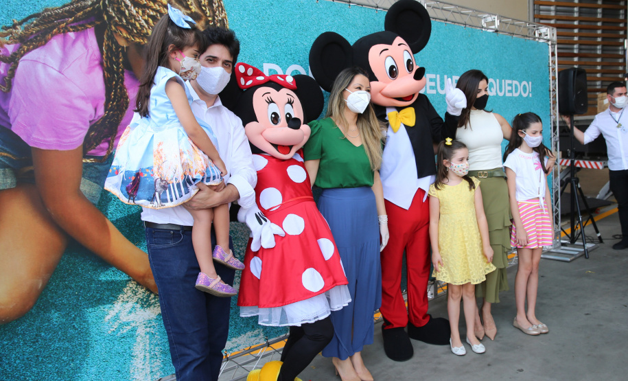 Nesta sexta-feira (02), acontece o último drive thru para entrega de brinquedos da campanha Paraná Piá no estacionamento do Palácio Iguaçu, em Curitiba. A primeira-dama Luciana Saito Massa acompanha a arrecadação.A campanha, promovida pela Superintendência Geral de Ação Solidária (SGAS), do Governo do Estado, arrecada brinquedos novos ou usados, em bom estado, para serem distribuídos em comemoração ao Dia das Crianças, celebrado no dia 12 de outubro. 02/10/2020 - Foto: Geraldo Bubniak/AEN