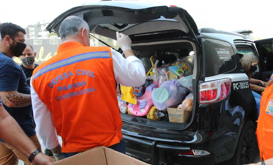 Nesta sexta-feira (02), acontece o último drive thru para entrega de brinquedos da campanha Paraná Piá no estacionamento do Palácio Iguaçu, em Curitiba. A primeira-dama Luciana Saito Massa acompanha a arrecadação.A campanha, promovida pela Superintendência Geral de Ação Solidária (SGAS), do Governo do Estado, arrecada brinquedos novos ou usados, em bom estado, para serem distribuídos em comemoração ao Dia das Crianças, celebrado no dia 12 de outubro. 02/10/2020 - Foto: Geraldo Bubniak/AEN
