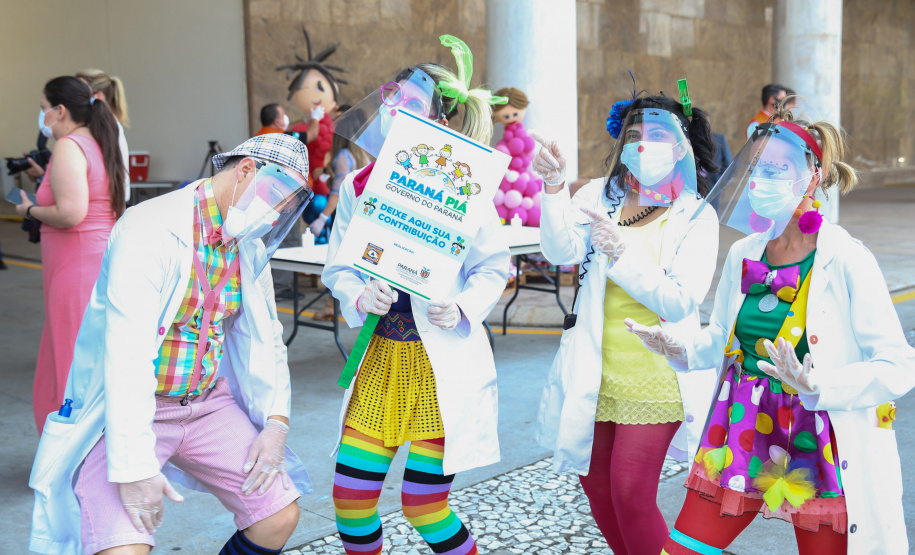 Nesta sexta-feira (02), acontece o último drive thru para entrega de brinquedos da campanha Paraná Piá no estacionamento do Palácio Iguaçu, em Curitiba. A primeira-dama Luciana Saito Massa acompanha a arrecadação.A campanha, promovida pela Superintendência Geral de Ação Solidária (SGAS), do Governo do Estado, arrecada brinquedos novos ou usados, em bom estado, para serem distribuídos em comemoração ao Dia das Crianças, celebrado no dia 12 de outubro. 02/10/2020 - Foto: Geraldo Bubniak/AEN
