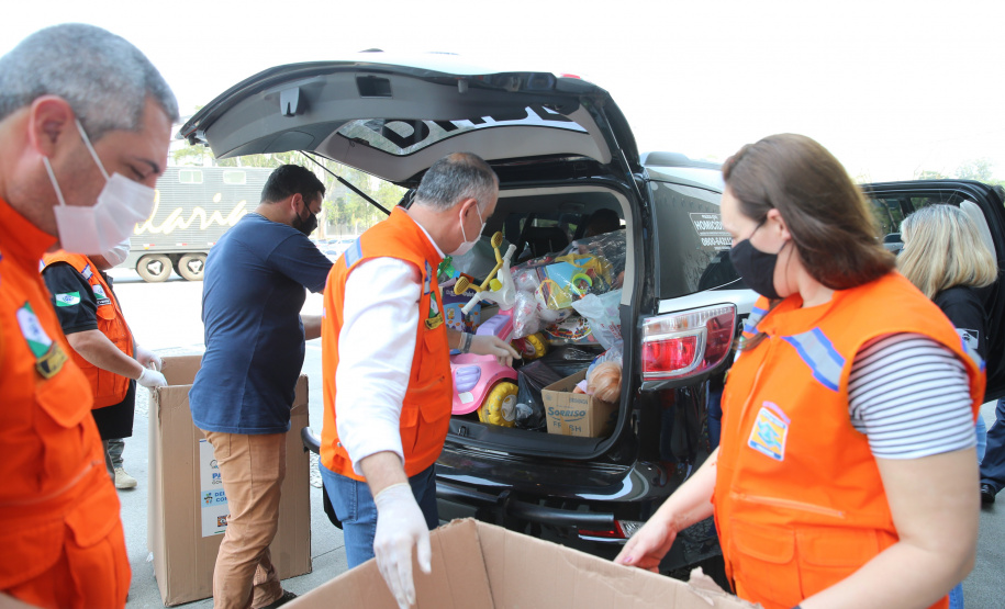 Nesta sexta-feira (02), acontece o último drive thru para entrega de brinquedos da campanha Paraná Piá no estacionamento do Palácio Iguaçu, em Curitiba. A primeira-dama Luciana Saito Massa acompanha a arrecadação.A campanha, promovida pela Superintendência Geral de Ação Solidária (SGAS), do Governo do Estado, arrecada brinquedos novos ou usados, em bom estado, para serem distribuídos em comemoração ao Dia das Crianças, celebrado no dia 12 de outubro. 02/10/2020 - Foto: Geraldo Bubniak/AEN
