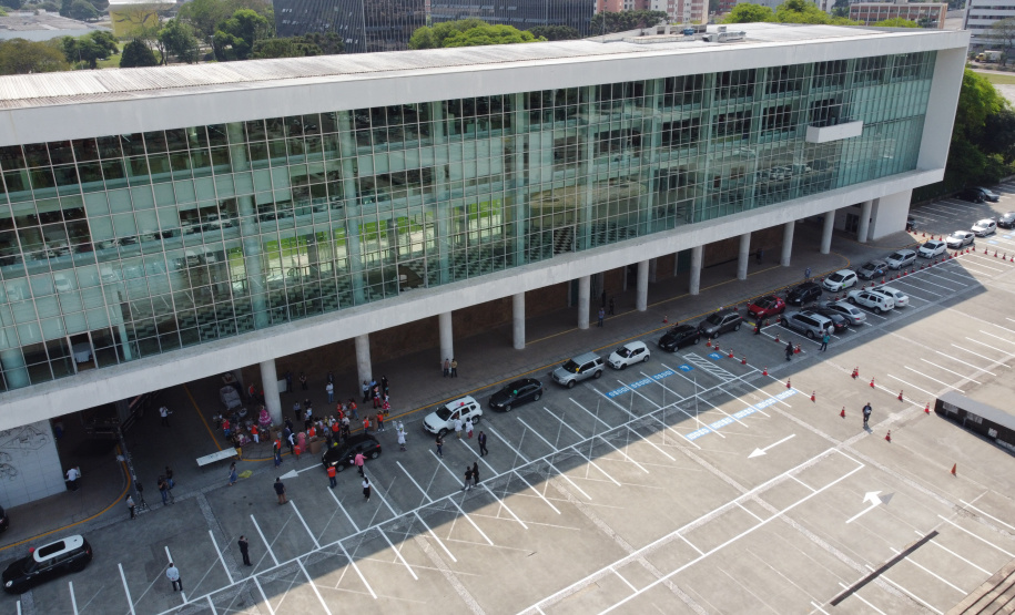 Nesta sexta-feira (02), acontece o último drive thru para entrega de brinquedos da campanha Paraná Piá no estacionamento do Palácio Iguaçu, em Curitiba. A primeira-dama Luciana Saito Massa acompanha a arrecadação.A campanha, promovida pela Superintendência Geral de Ação Solidária (SGAS), do Governo do Estado, arrecada brinquedos novos ou usados, em bom estado, para serem distribuídos em comemoração ao Dia das Crianças, celebrado no dia 12 de outubro. 02/10/2020 - Foto: Geraldo Bubniak/AEN