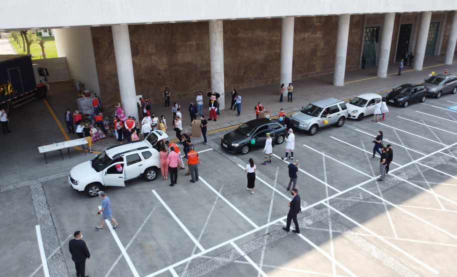 Nesta sexta-feira (02), acontece o último drive thru para entrega de brinquedos da campanha Paraná Piá no estacionamento do Palácio Iguaçu, em Curitiba. A primeira-dama Luciana Saito Massa acompanha a arrecadação.A campanha, promovida pela Superintendência Geral de Ação Solidária (SGAS), do Governo do Estado, arrecada brinquedos novos ou usados, em bom estado, para serem distribuídos em comemoração ao Dia das Crianças, celebrado no dia 12 de outubro. 02/10/2020 - Foto: Geraldo Bubniak/AEN
