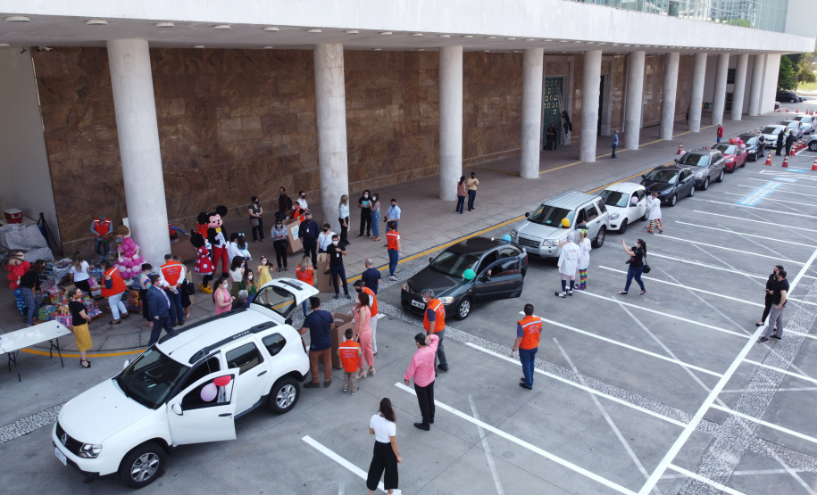 Nesta sexta-feira (02), acontece o último drive thru para entrega de brinquedos da campanha Paraná Piá no estacionamento do Palácio Iguaçu, em Curitiba. A primeira-dama Luciana Saito Massa acompanha a arrecadação.A campanha, promovida pela Superintendência Geral de Ação Solidária (SGAS), do Governo do Estado, arrecada brinquedos novos ou usados, em bom estado, para serem distribuídos em comemoração ao Dia das Crianças, celebrado no dia 12 de outubro. 02/10/2020 - Foto: Geraldo Bubniak/AEN
