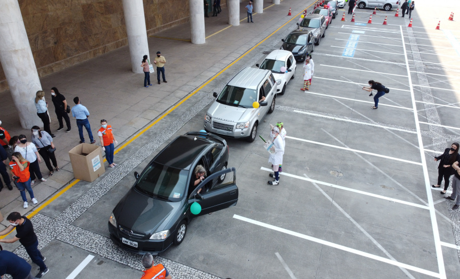 Nesta sexta-feira (02), acontece o último drive thru para entrega de brinquedos da campanha Paraná Piá no estacionamento do Palácio Iguaçu, em Curitiba. A primeira-dama Luciana Saito Massa acompanha a arrecadação.A campanha, promovida pela Superintendência Geral de Ação Solidária (SGAS), do Governo do Estado, arrecada brinquedos novos ou usados, em bom estado, para serem distribuídos em comemoração ao Dia das Crianças, celebrado no dia 12 de outubro. 02/10/2020 - Foto: Geraldo Bubniak/AEN
